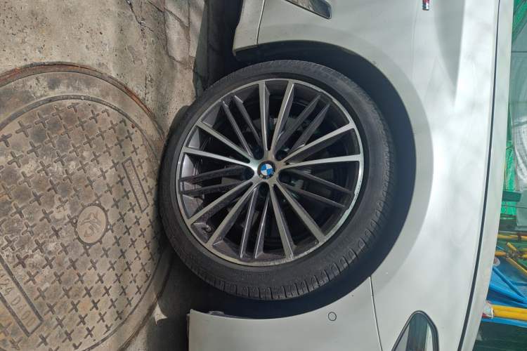 Used BMW 5 Series 2019 Facelifted 530Li Leading Edition M Sport Package Right Front Wheel Hub
