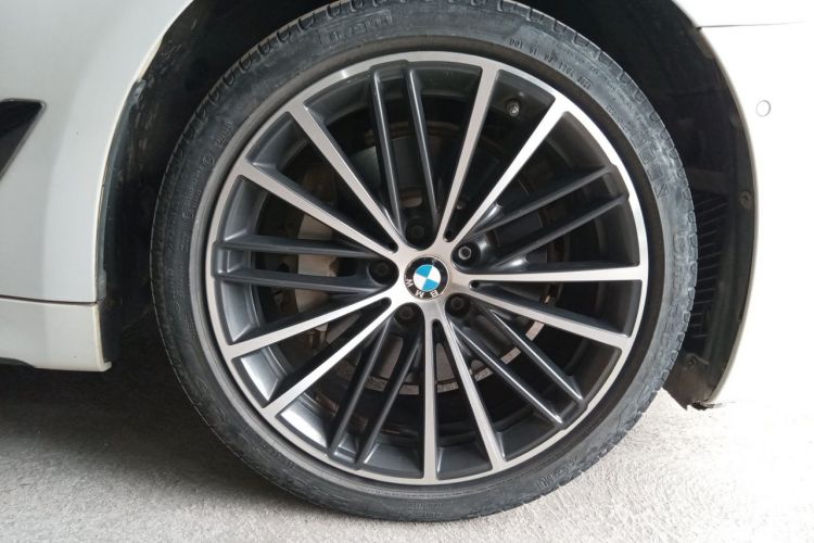 Used BMW 5 Series 2019 Facelifted 530Li Leading Edition M Sport Package Right Front Wheel Hub