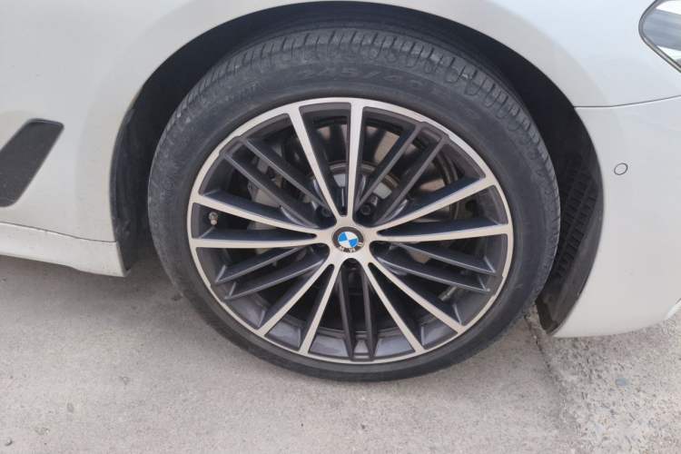 Used BMW 5 Series 2019 Facelifted 530Li Leading Edition M Sport Package Right Front Wheel Hub
