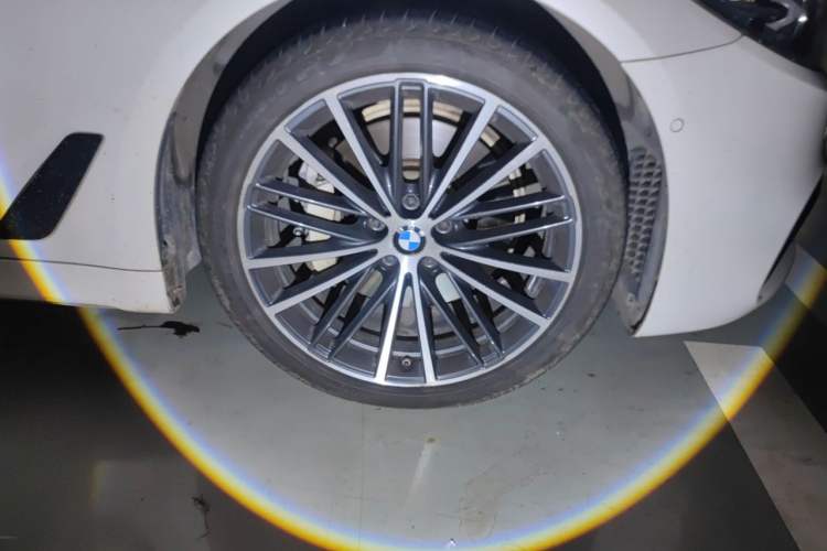 Used BMW 5 Series 2019 530Li Leading Model M Sport Package Right Front Wheel Hub