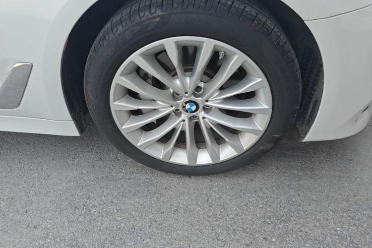 Used BMW 5 Series 2019 Facelifted 530Li Leading Edition Luxury Package Right Front Wheel Hub