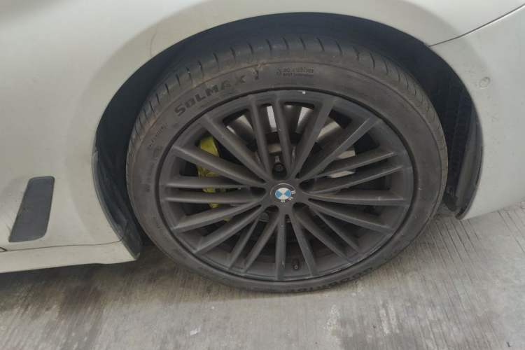 Used BMW 5 Series 2019 Facelifted 530Li Leading Edition M Sport Package Right Front Wheel Hub