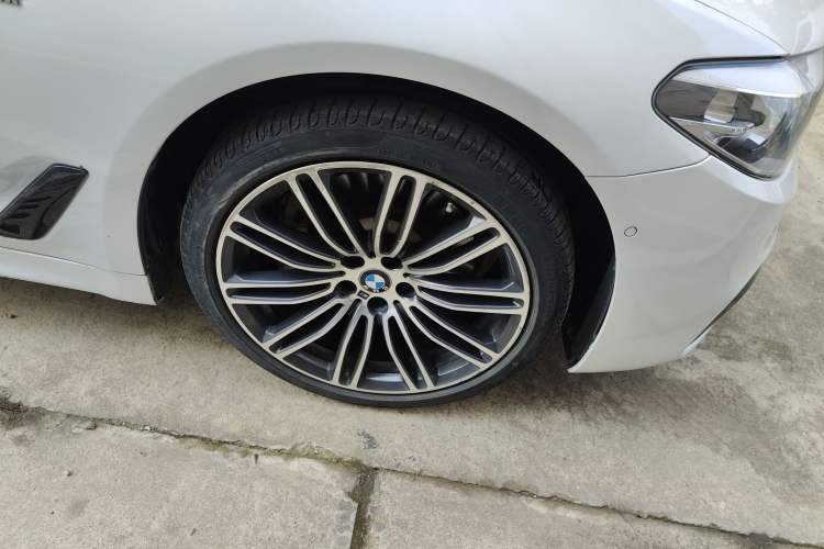 Used BMW 5 Series 2019 530Li Leading Model M Sport Package Right Front Wheel Hub