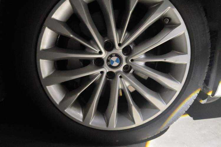 Used BMW 5 Series 2019 Facelifted 530Li Luxury Edition Premium Package Right Front Wheel Hub