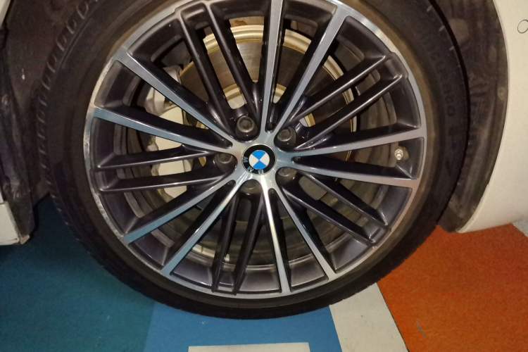 Used BMW 5 Series 2019 Facelifted 530Li Leading Edition M Sport Package Right Front Wheel Hub