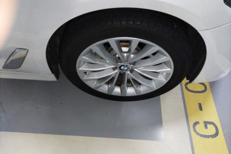 Used BMW 5 Series 2019 530Li Leading Model Luxury Package Right Front Wheel Hub