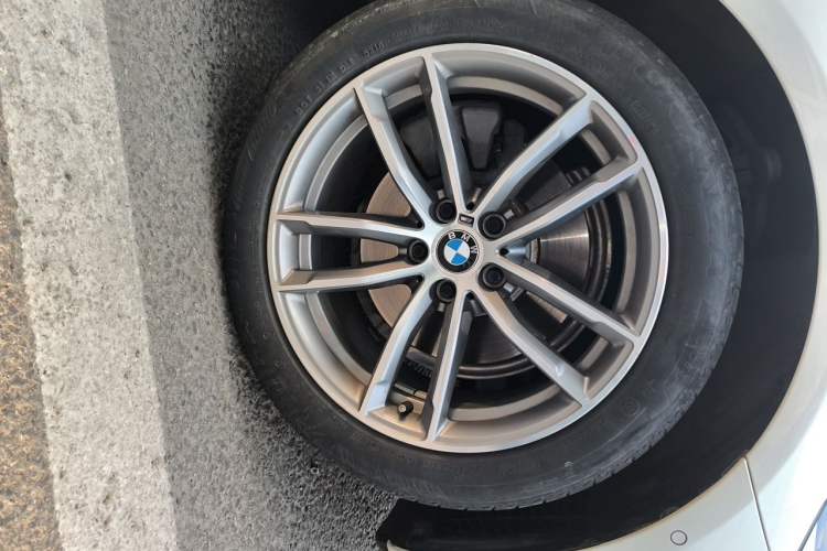 Used BMW 5 Series 2019 525Li M Sport Package Right Front Wheel Hub