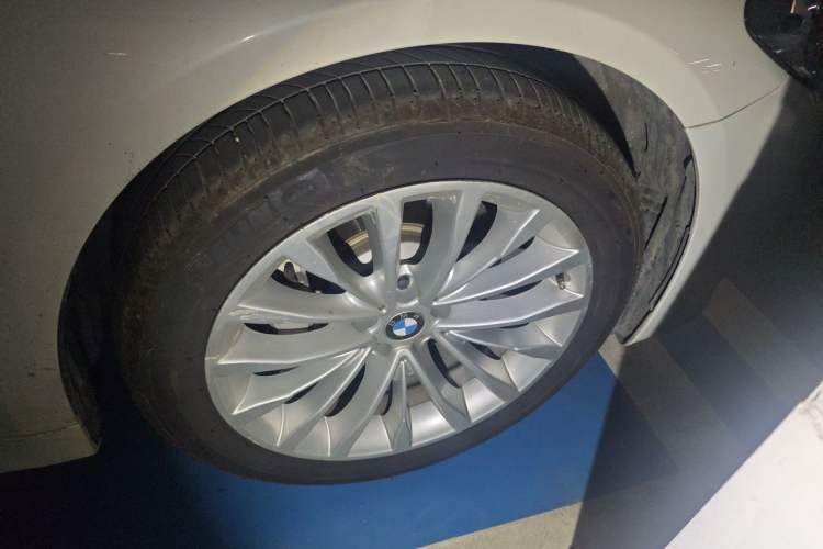 Used BMW 5 Series 2019 530Li Leading Model Luxury Package Right Front Wheel Hub