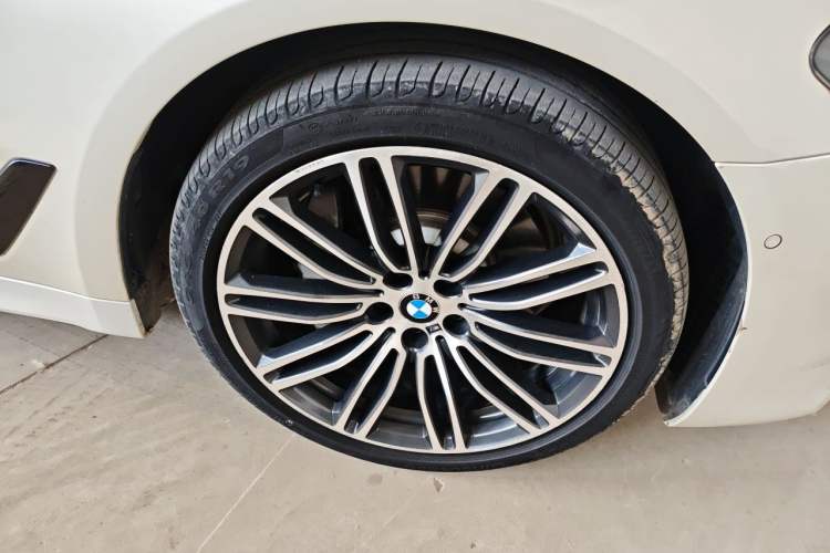 Used BMW 5 Series 2019 530Li Leading Model M Sport Package Right Front Wheel Hub