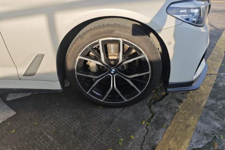Used BMW 5 Series 2019 Facelifted 530Li Leading Edition M Sport Package Right Front Wheel Hub