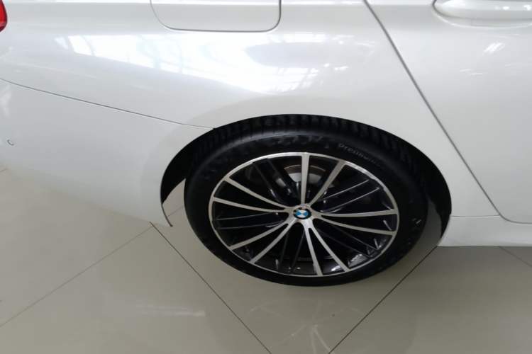 Used BMW 5 Series 2019 Restyled 530Li Luxury Edition M Sport Package Right Rear Wheel Hub