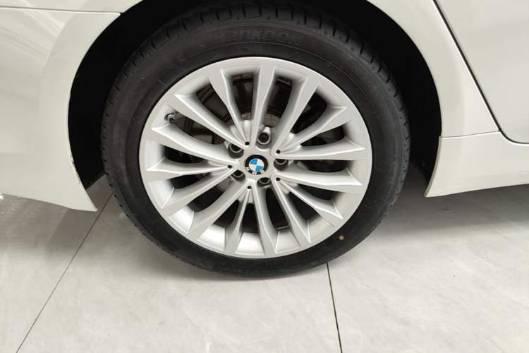 Used BMW 5 Series 2019 Facelifted 530Li Leading Edition Luxury Package Right Rear Wheel Hub