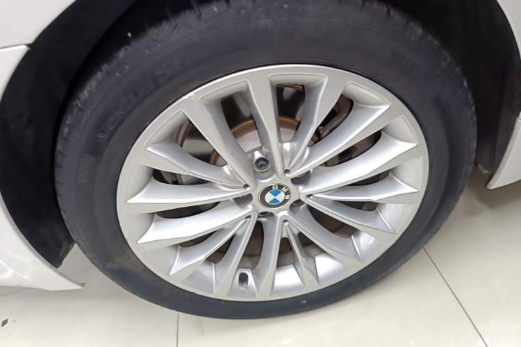 Used BMW 5 Series 2019 530Li Leading Model Luxury Package Right Rear Wheel Hub