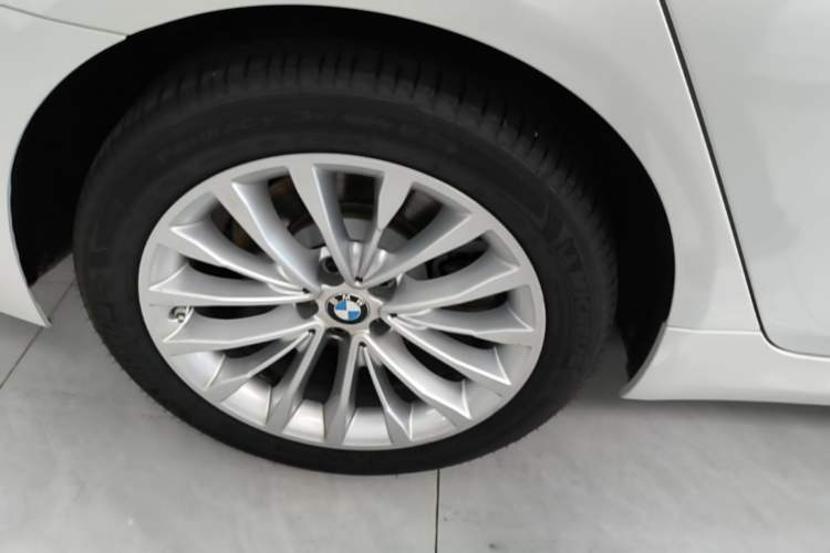 Used BMW 5 Series 2019 Facelifted 530Li Leading Edition Luxury Package Right Rear Wheel Hub