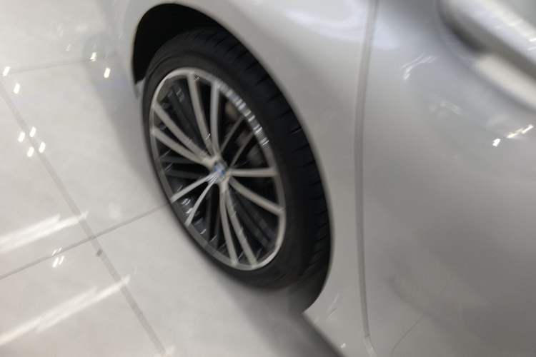 Used BMW 5 Series 2019 Facelifted 530Li Leading Edition M Sport Package Right Rear Wheel Hub