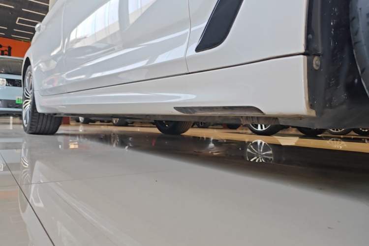 Used BMW 5 Series 2019 530Li Leading Model M Sport Package Right Side Sill