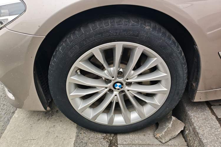 Used BMW 5 Series 2019 Facelifted 530Li Leading Edition Luxury Package Left Front Wheel Hub
