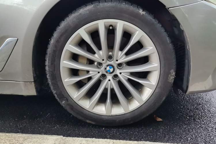 Used BMW 5 Series 2019 530Li Leading Model Luxury Package Right Front Wheel Hub