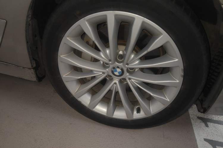 Used BMW 5 Series 2019 530Li Leading Model Luxury Package Right Front Wheel Hub