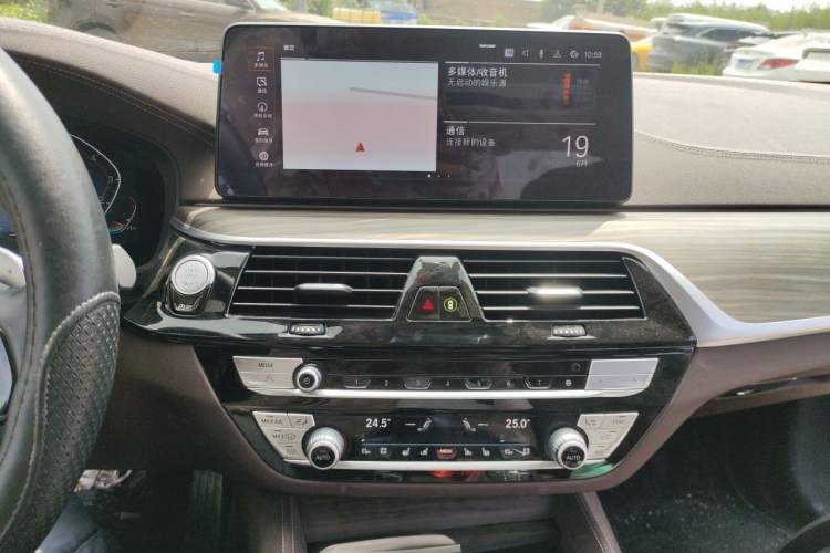 Used BMW 5 Series 2020 530Li Executive M Sport Package Audio And AC Panel