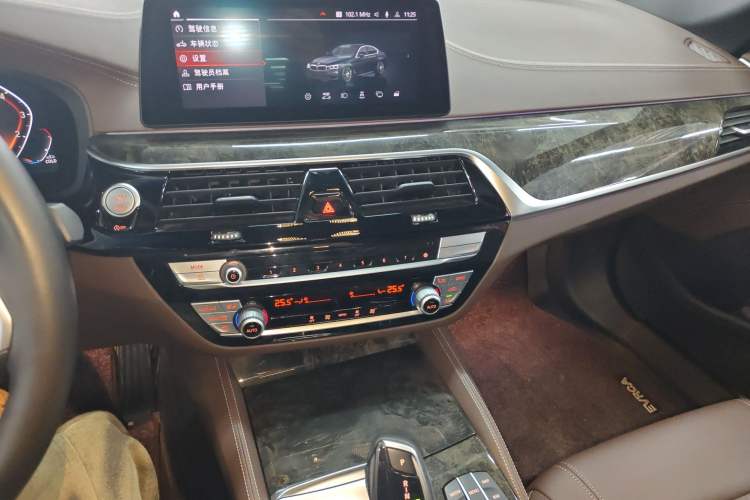 Used BMW 5 Series 2020 525Li M Sport Package Audio And AC Panel