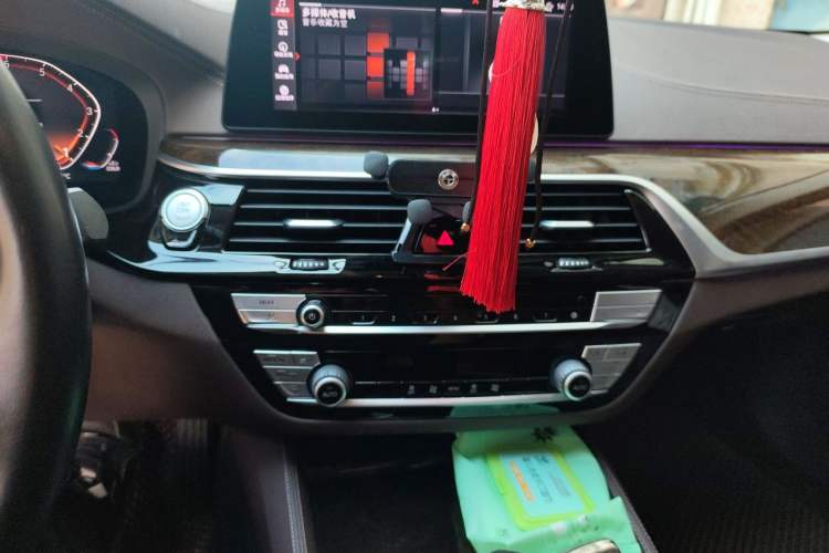 Used BMW 5 Series 2020 525Li Luxury Package Audio And AC Panel
