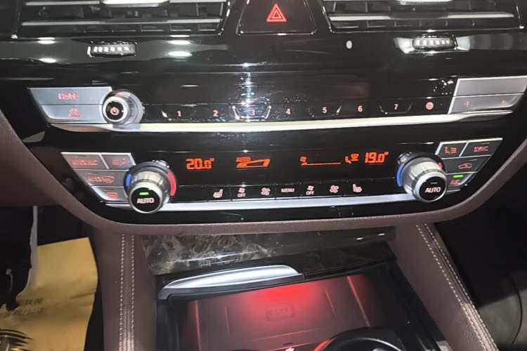 Used BMW 5 Series 2020 525Li M Sport Package Audio And AC Panel