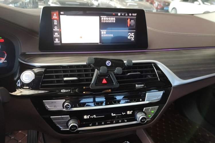 Used BMW 5 Series 2020 530Li Leading Edition Luxury Package Audio And AC Panel