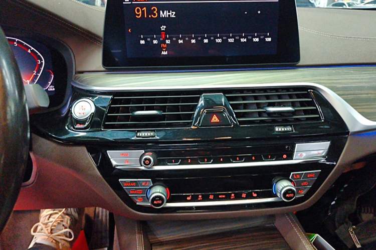 Used BMW 5 Series 2020 530Li xDrive Luxury Package Audio And AC Panel