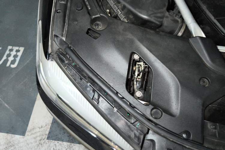 Used BMW 5 Series 2020 525Li Luxury Package Engine Bay Right