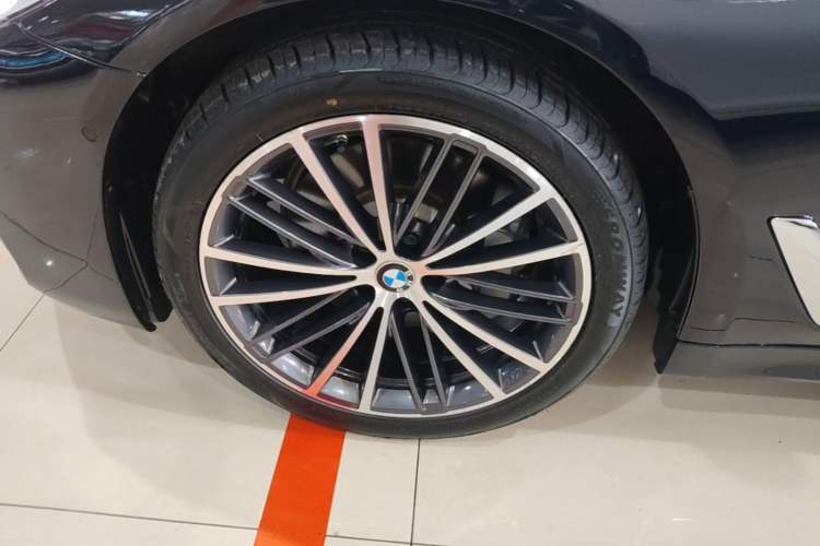 Used BMW 5 Series 2020 530Li xDrive M Sport Package Left Front Wheel Hub