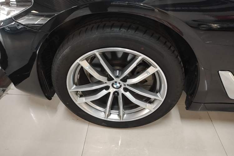 Used BMW 5 Series 2020 525Li M Sport Package Left Front Wheel Hub