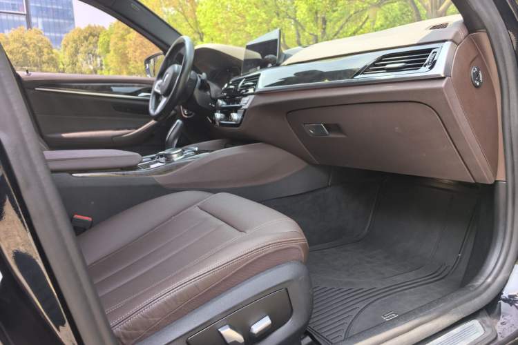 Used BMW 5 Series 2020 525Li M Sport Package Right Front Seat
