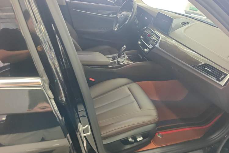 Used BMW 5 Series 2020 525Li Luxury Package Right Front Seat