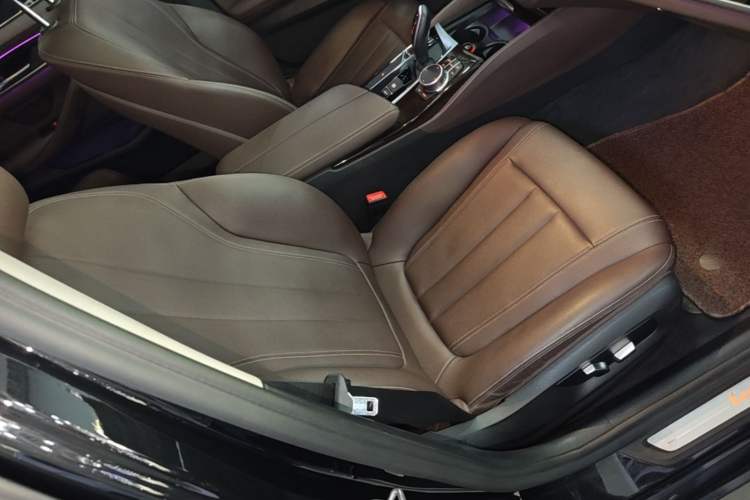 Used BMW 5 Series 2020 525Li Luxury Package Right Front Seat