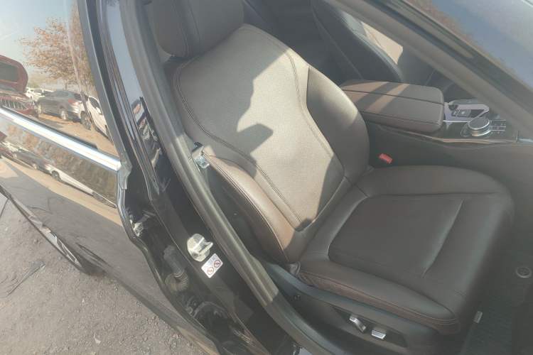 Used BMW 5 Series 2020 525Li M Sport Package Right Front Seat