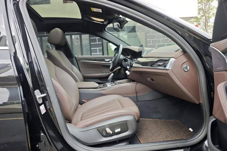 Used BMW 5 Series 2020 525Li M Sport Package Right Front Seat