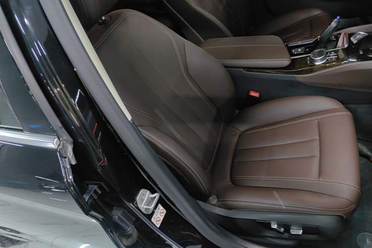 Used BMW 5 Series 2020 525Li Luxury Package Right Front Seat