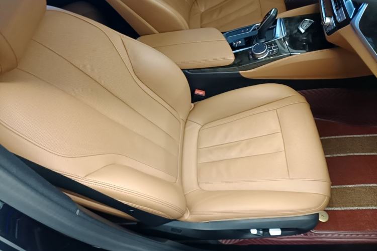 Used BMW 5 Series 2020 530Li Luxury Edition M Sport Package Right Front Seat