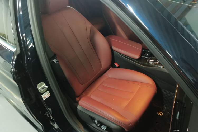 Used BMW 5 Series 2020 530Li Luxury Edition M Sport Package Right Front Seat