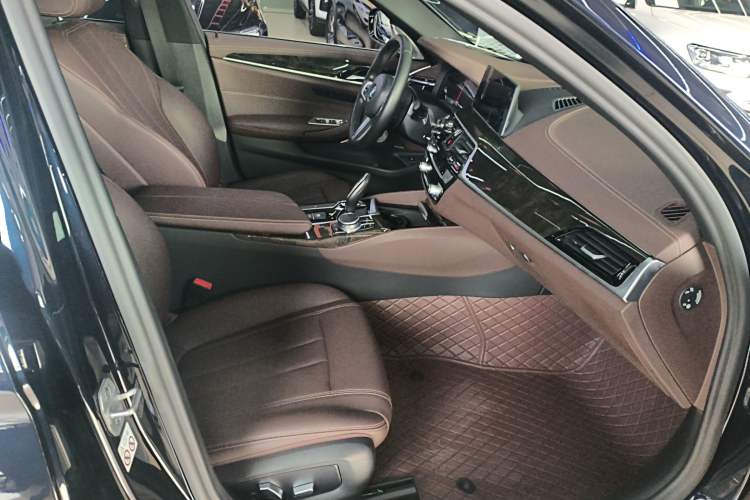 Used BMW 5 Series 2020 525Li M Sport Package Right Front Seat