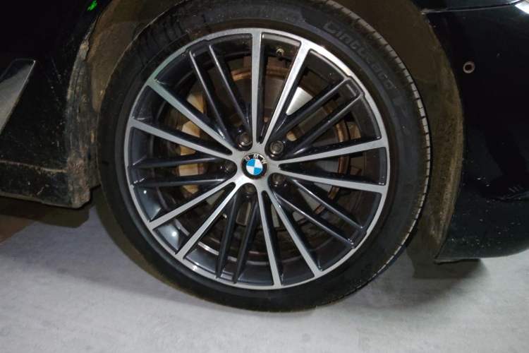 Used BMW 5 Series 2020 530Li xDrive M Sport Package Right Front Wheel Hub