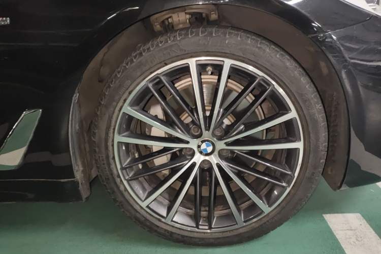 Used BMW 5 Series 2020 530Li Luxury Edition M Sport Package Right Front Wheel Hub