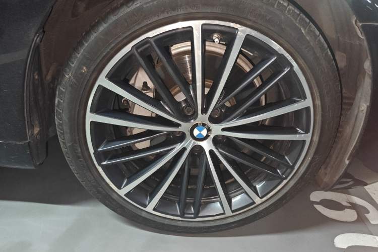 Used BMW 5 Series 2020 530Li Leading Model M Sport Package Right Front Wheel Hub