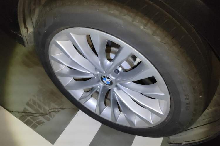 Used BMW 5 Series 2020 530Li Leading Edition Luxury Package Right Front Wheel Hub