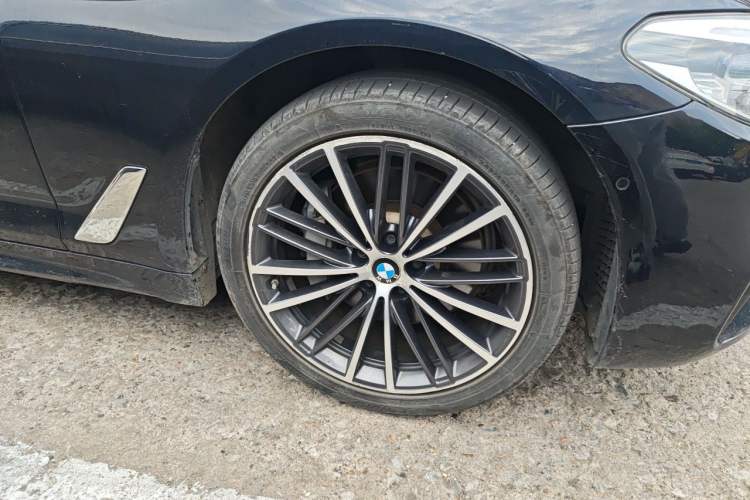 Used BMW 5 Series 2020 530Li Luxury Edition M Sport Package Right Front Wheel Hub