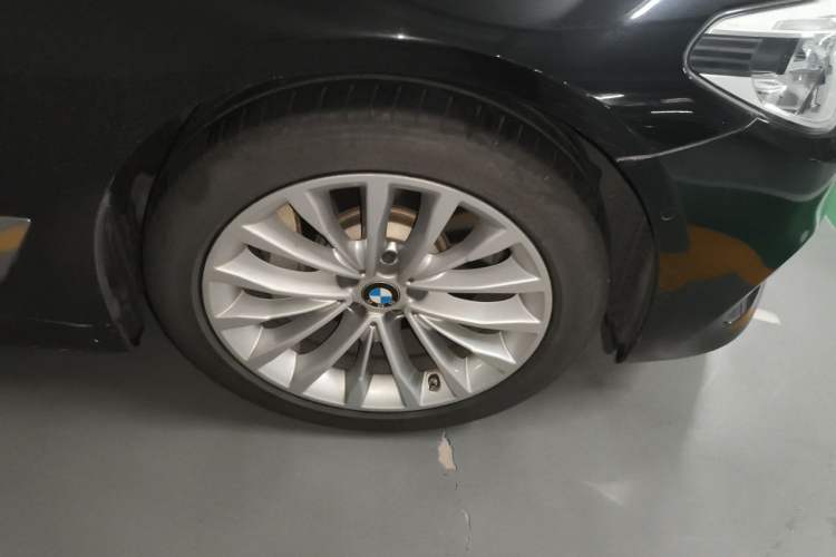 Used BMW 5 Series 2020 530Li Leading Edition Luxury Package Right Front Wheel Hub
