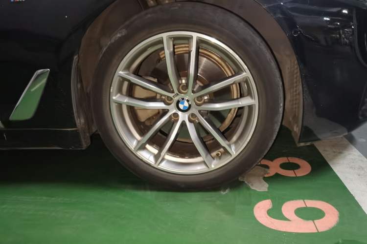 Used BMW 5 Series 2020 525Li M Sport Package Right Front Wheel Hub