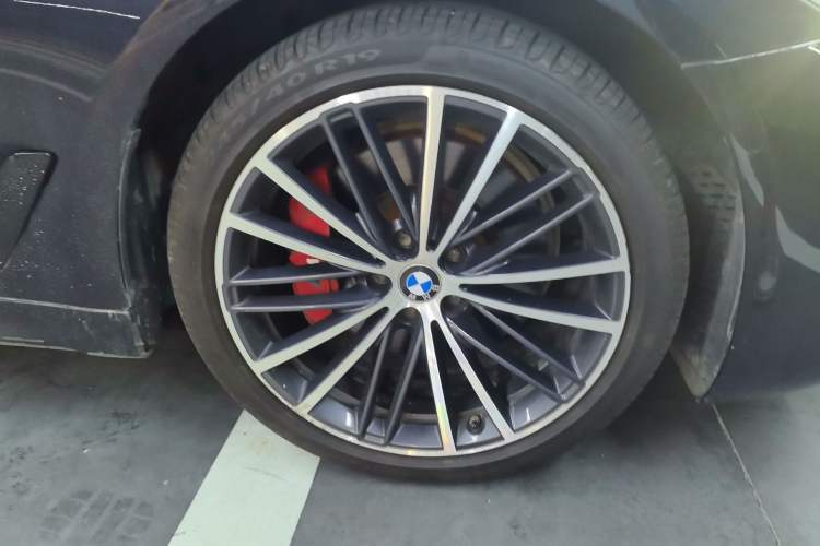 Used BMW 5 Series 2020 530Li Leading Model M Sport Package Right Front Wheel Hub