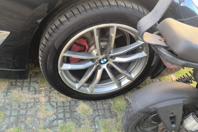 Used BMW 5 Series 2020 525Li M Sport Package Right Front Wheel Hub